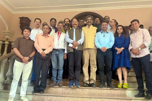 पत्रकार संरक्षण कायद्याच्या नोटिफिकेशनसह सन्मान योजनेतील अटी शिथिल करण्याचे मुख्यमंत्री फडणवीसांचे आश्वासन