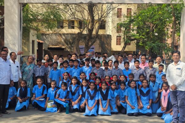 जिल्हा परिषद शाळेतील विद्यार्थ्यांनी घेतला पंचायत राजचा थेट अनुभव