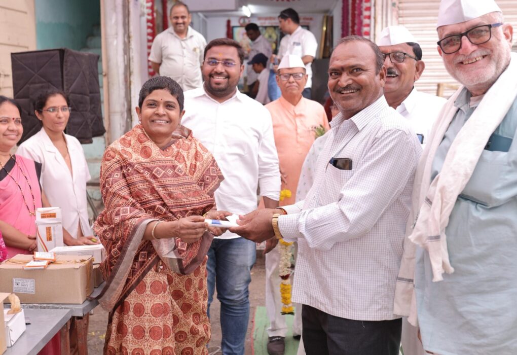 पंढरपूरच्या वाटेवर निघालेल्या वारकऱ्यांची आरोग्य तपासणी; एबी फाउंडेशन आणि कान्हदेश वारकरी मंडळाचा सेवाभावी उपक्रम
