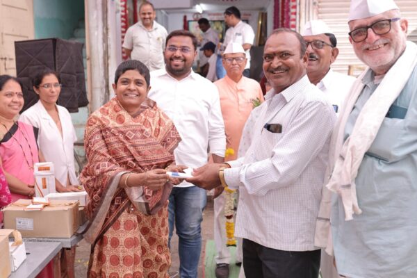 पंढरपूरच्या वाटेवर निघालेल्या वारकऱ्यांची आरोग्य तपासणी; एबी फाउंडेशन आणि कान्हदेश वारकरी मंडळाचा सेवाभावी उपक्रम