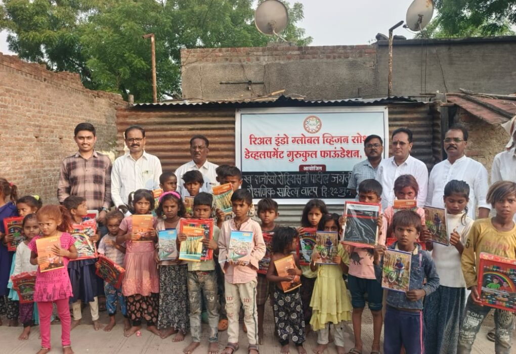 स्व. दाजीसाहेब पाटील यांच्या जयंतीनिमित्त 115 आदिवासी विद्यार्थ्यांना शैक्षणिक साहित्य वाटप