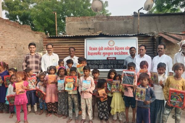स्व. दाजीसाहेब पाटील यांच्या जयंतीनिमित्त 115 आदिवासी विद्यार्थ्यांना शैक्षणिक साहित्य वाटप