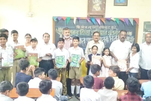 न्यू सिटी हायस्कूल, धुळे येथे विद्यार्थ्यांना मोफत पाठ्यपुस्तकांचे वाटप