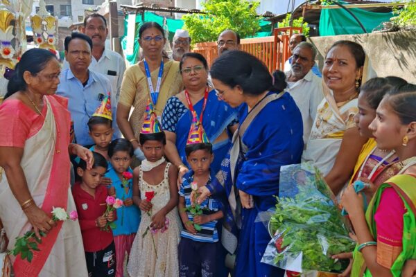 मुलांना शाळेत पाठवू या, सारे शिकुया, पुढे जाऊ या..जयघोषाने परिसर दुमदुमला